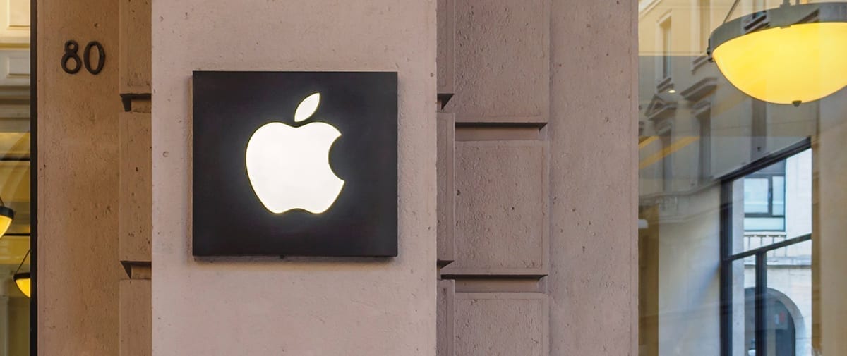 Apple logo store wall - Apple